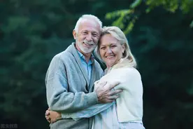 老年人搭伙过日子，迈不过去的三道坎，最正确的办法是这样的图片