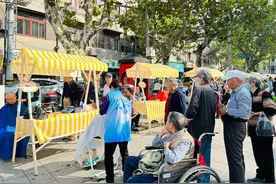 这里有个集市，超受老年人欢迎~图片