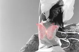 超模伊莲娜太放飞了！就用薄纱遮体太火辣，内搭空气大秀绝美身材图片