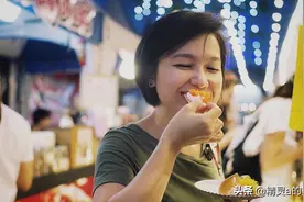 唐山5人街头吃烧烤，连开10瓶飞天茅台，喝完砸碎酒瓶，遭到怒怼图片