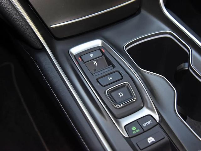 年轻人的B级家轿，颜值与实力兼备，油耗不高，带你看本田雅阁