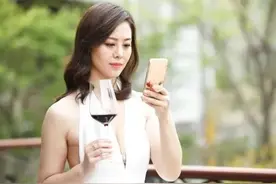 52岁漂亮未婚大妈相亲53岁大爷：我抽烟喝酒花钱大！大爷：无所谓图片