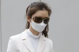 周星驰的理想伴侣, 十年狂赚20亿终两散, 豪掷1800万死缠烂打也枉然图片