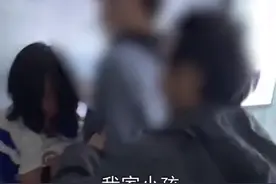 湖南一酒鬼父亲凌晨暴打女儿，男子怒斥制止，将女孩紧紧护在怀中图片