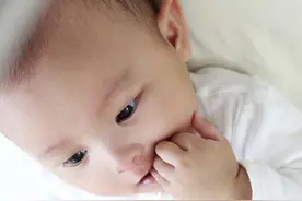 宝宝爱啃指甲，原来是在向父母传达这些信号图片