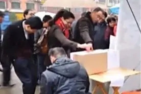 男子砍伤小偷被索赔134万，当街跪地求公道，结局怎样了？图片