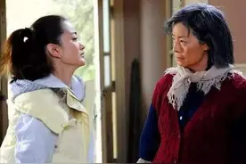 湖南16岁少女虐待奶奶，争夺百万赔偿款，奶奶下跪：你是我捡来的图片