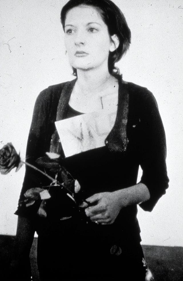 人性实验玛丽娜,人性经不起考验:1974年她麻醉6小时任人处置,衣服被剪