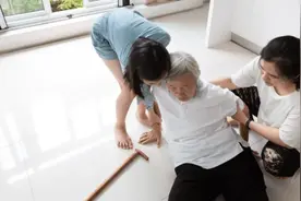 人到老年最怕摔，如何预防老年人跌倒图片
