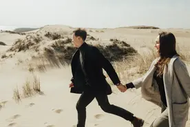 男人哄女人的4个花式手法，是真心还是假意，就要看这些细节了图片