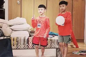 范玮琪为双胞胎庆生，儿子一个像妈一个像陈建州，已初显长腿基因图片