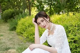 男子往车外丢塑料瓶，被女子教育还不知悔改，妻子下车揪其耳朵图片
