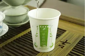 建议中老年人，春节喝酒，切忌用一次性纸杯，早点明白少吃亏图片