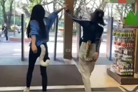 高圆圆与闺蜜聚会，穿紧身衣秀出火辣身材，亲密打闹频惹路人偷看图片