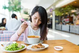 吃得少活得久，晚餐和寿命有关？美国研究：晚上饿肚子可能延寿图片