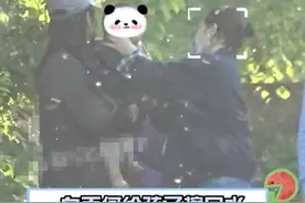 幸福！白百何携二宝出门，2岁幼子小脸肉嘟嘟，张思麟爱不释手图片