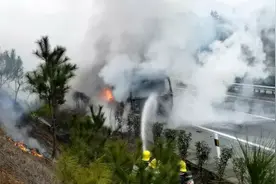 事发赣州境内，一辆装载35吨盐酸的槽罐车突发大火！图片