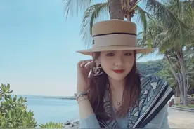 碎花半裙真没那么好搭，还不如“白色半裙”，时髦百搭还耐穿图片