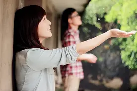 大学生暑假将女友带回家，过夜时两人同住一室，第二天就被劝分手图片