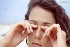 眼前总有黑点、黑线是怎么回事？王医生教你一招“赶走”飞蚊症图片