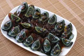 吃皮蛋是养生还是伤身？提醒：这2种皮蛋别吃，人吃后可能会中毒图片