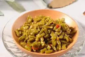 腌酸豆角，别只会加盐和水，母亲教我3招，金黄酸香爽脆，不发霉图片