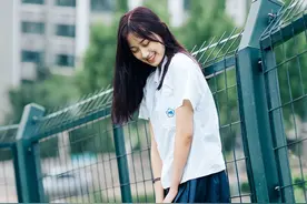 女高中生白丝配超短裙，成熟性感引关注，黑人教师成“显白”单品图片