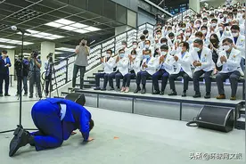 跪拜，在韩国是种社交礼仪图片