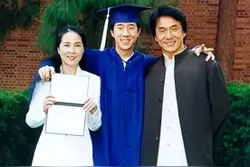 成龙父亲病重，临终时把他叫到跟前：我们不姓陈，故宫旁还曾有地图片