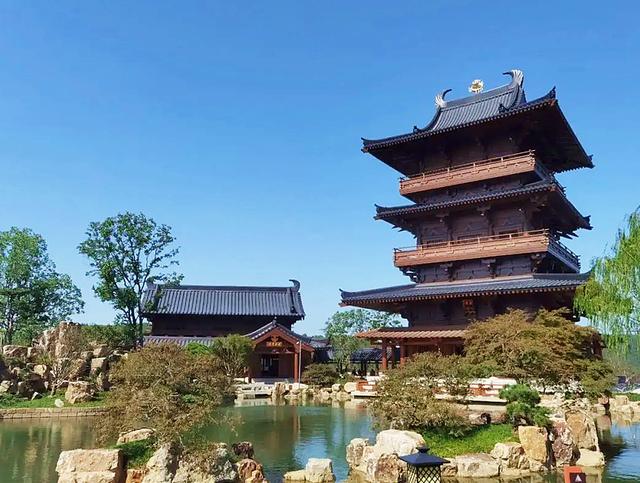 江苏园博园坐落在南京市汤山街道湖山路8号,这里原来是一个废弃的采矿