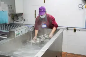 走起！去看看学校食堂是怎么洗盘子的图片