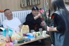 岳云鹏探班郭德纲张国立！被女粉送花狂笑不止，桌上摆满平价零食图片