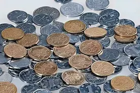 不管有钱没钱，都要在家门口放一枚硬币，不是迷信，看完跟着做图片