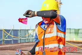 直面烤验！他们在高温天气坚守岗位保生产图片