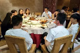 发工资同事要你请客，低情商的只会“哭穷”，教你高情商这样做图片