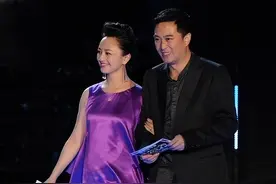 “华谊老板娘”罗海琼，穿紫色丝绸裙华丽高贵，这个气质真不普通图片