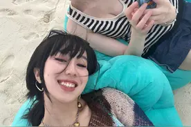李小冉海边度假，穿条纹背心超短裤秀好身材，小腹平平曲线玲珑图片