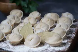 煮冻饺子，最忌水开下锅，饺子店老板：牢记这3点，鲜香还不破皮图片