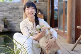 四川妹毕业回乡卖水果，被百万网友羡慕图片