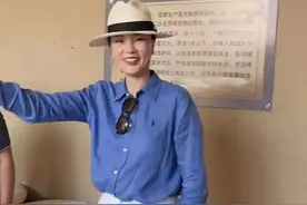 刘芳菲真是吃亏，穿白裤腿瘦得像麻杆，大脸盘看着却像有130斤图片
