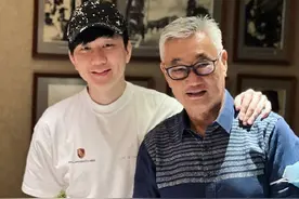 林俊杰晒合照为父亲庆生，父子俩对镜灿笑画面温馨图片