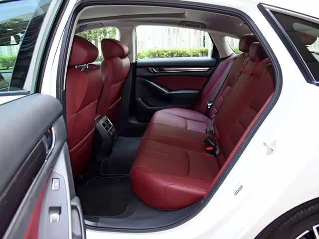 年轻人的B级家轿，颜值与实力兼备，油耗不高，带你看本田雅阁