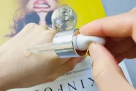 精华液怎么涂才能让皮肤变得紧致光滑？精华液使用指南，收藏版图片
