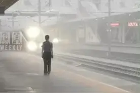 铁路女工作人员 在暴雨中等待列车进站 浑身湿透也依然坚定从容图片