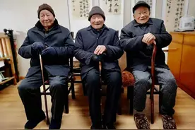 108岁老人健步如飞！到106岁老友家串门：长寿秘诀就在墙上图片