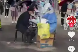 北京一人上公厕引起网友的讨论图片