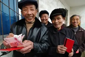 每年自交社保12000，交了20年，退休每月就领这点？图片