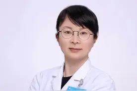 白头发“拔一根长十根”？专家：头发本就处于自然变白的过程中，拔与不拔，白头发都会越来越多图片