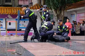 直击现场！防暴演练进校园，警察操场上制服“歹徒”图片