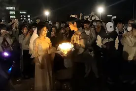 女生穿婚纱向男友表白，男生全程一脸懵，评论区一阵“酸臭味”图片